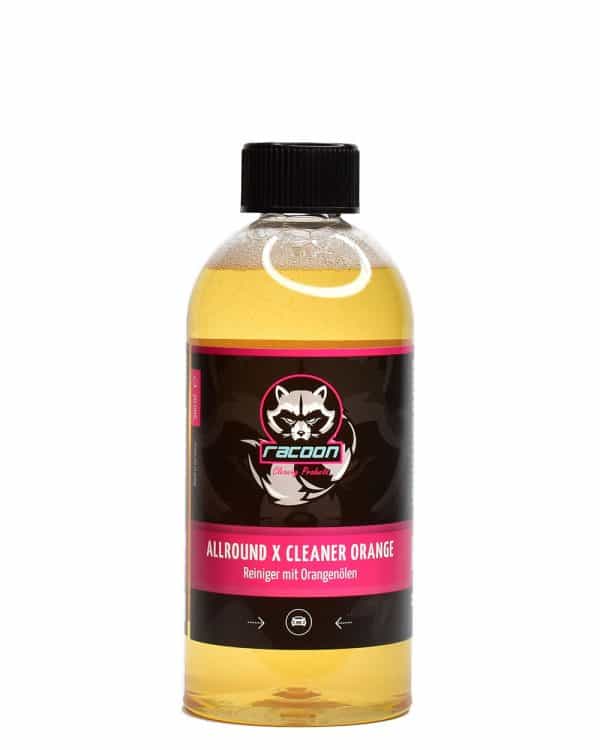 Priehľadná fľaša obsahujúca pomarančový čistič zlatožltej farby s etiketou autokozmetiky Racoon Cleaning Products
