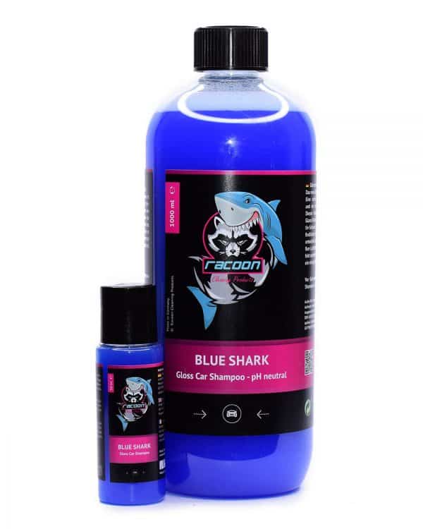 dve priehľadné fľaše rôznej veľkosti, obsahujúce autošampón Blue Shark s voskom sýtej modrej farby pre exteriér vozidla, s výrazným logom Racoon