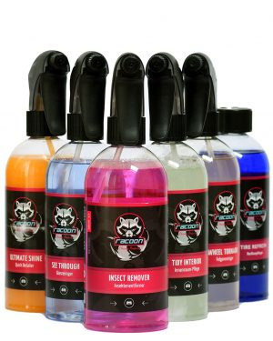 sedem priehľadných fliaš obsahujúcich set prípravkov pestrých farieb pre starostlivost o auto s výrazným logom racoon