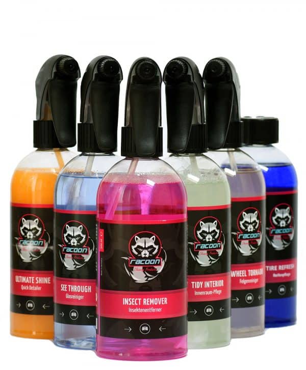 sedem priehľadných fliaš obsahujúcich set prípravkov pestrých farieb pre starostlivost o auto s výrazným logom racoon