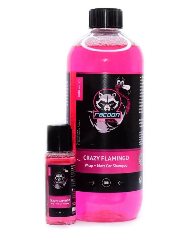 dve priehľadné fľaše rôznej veľkosti, obsahujúce Autošampón sýtej ružovej farby na fólie Crazy flamingo na čistenie a ochranu fólií a matných lakov vozidiel, s výrazným logom Racoon