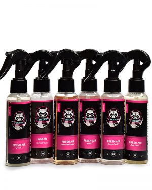 šesť priehľadných fľaštičiek s rozprašovačmi obsahujúce osviežovač vzduchu do auta s rôznou vôňou s etiketou a logom autokozmetiky Racoon Cleaning Products