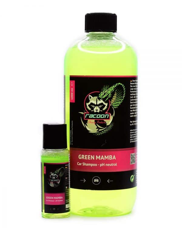dve priehľadné fľaše rôznej veľkosti, obsahujúce pH-neutrálny autošampón Green Mamba sýtej zelenej farby pre exteriér vozidla, s výrazným logom Racoon Cleaning Products