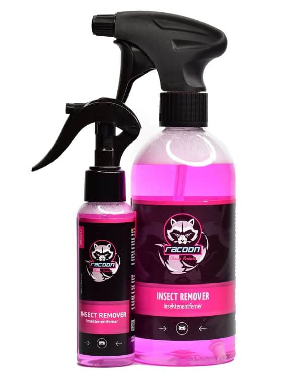 dve priehľadné fľaše rôznej veľkosti s rozprašovačom obsahujúce prípravok odstraňovač hmyzu rúžovej farby pre exteriér vozidla, s výrazným logom Racoon Cleaning Products