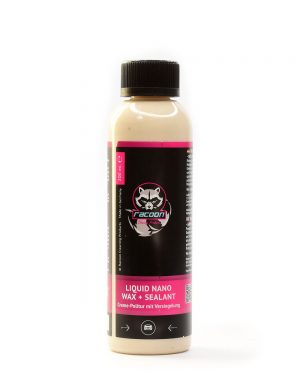Priehľadna fľaša obsahujúca krémový sealant liquid nano wax béžovej farby určený ako nanoochrana laku karosérie vozidla s etiketou a logom autokozmetiky Racoon Cleaning Products
