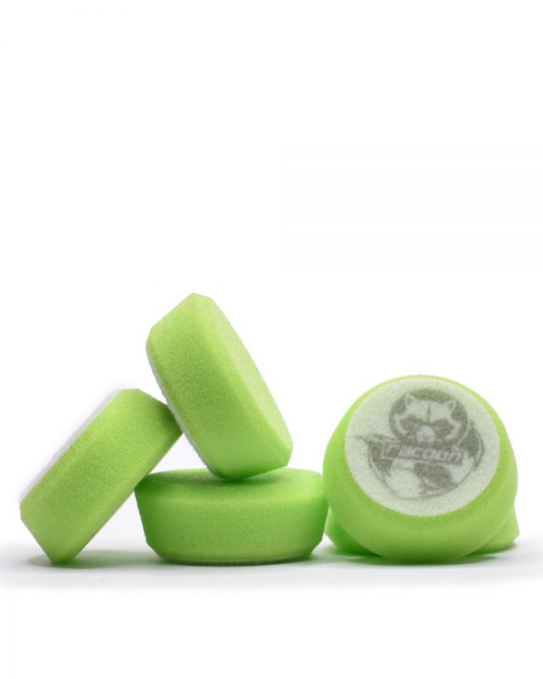 päť zelených extra mäkkých penových leštiacich kotúčov s logom autokozmetiky Racoon Cleaning Products