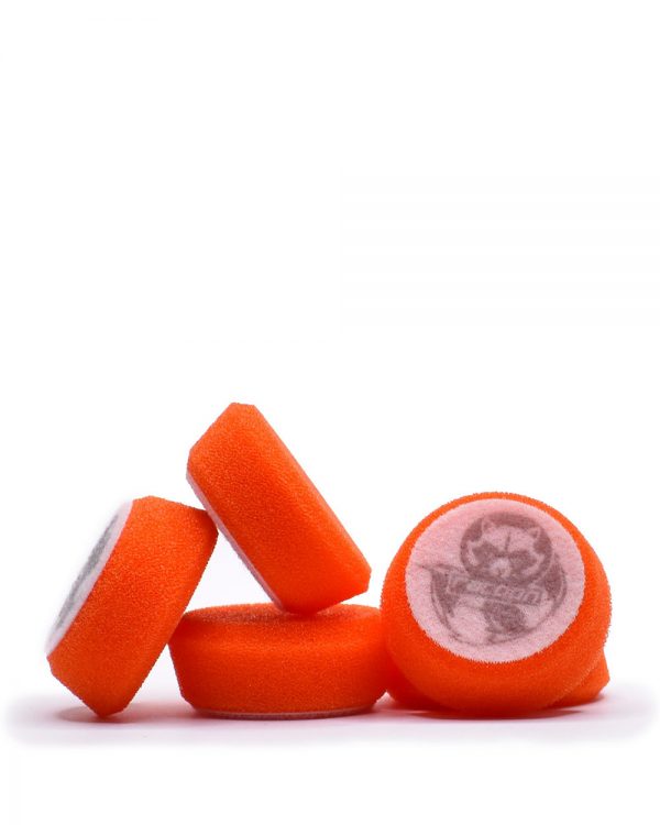 päť oranžových stredne tvrdých penových leštiacich kotúčov s logom autokozmetiky Racoon Cleaning Products