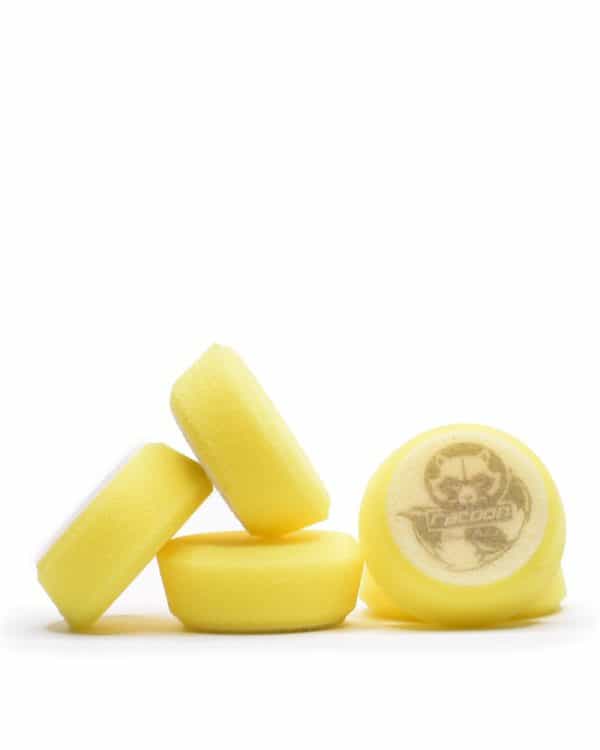 päť žltých mäkkých penových leštiacich kotúčov s logom autokozmetiky Racoon Cleaning Products
