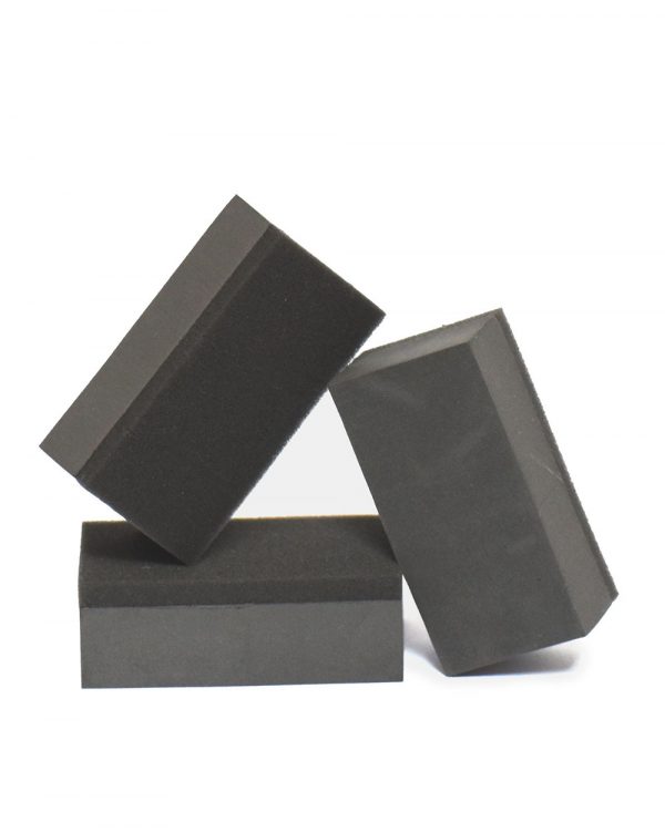tri aplikačné bloky čiernej farby na aplikáciu keramickej ochrany