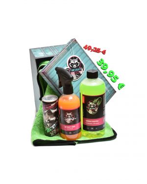darčeková krabička ako set produktov autokozmetiky Racoon Cleaning Products, Zelená sušiaca utierka Racoon, priehľadné fľaše s produktmi, zelený autošampón Green Mamba, oranžový Ultimate Shine, energetický nápoj Racoon a Závesná vôňa Racoon