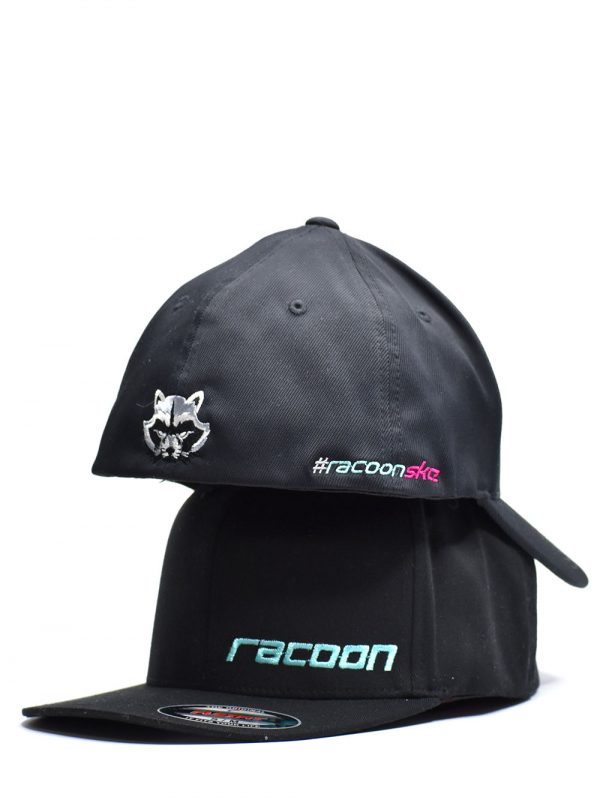 dve na sebe uložené čierne šiltovky Racoon Cleaning products s Vyšívaným logom