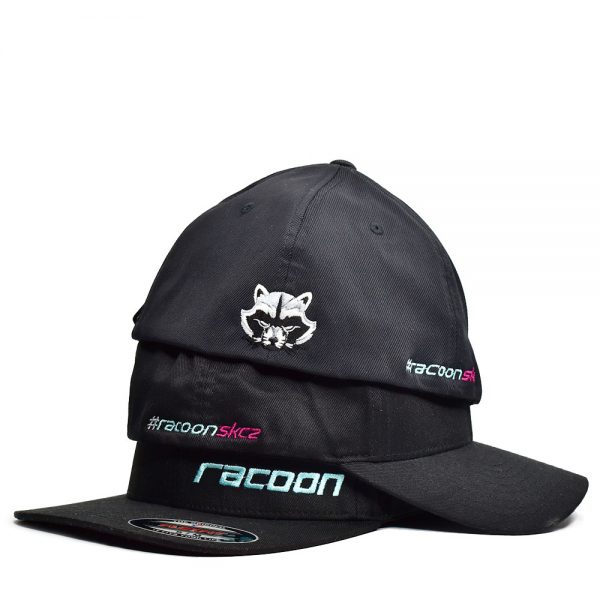 Tri na sebe uložené čierne šiltovky Racoon Cleaning products s Vyšívaným logom
