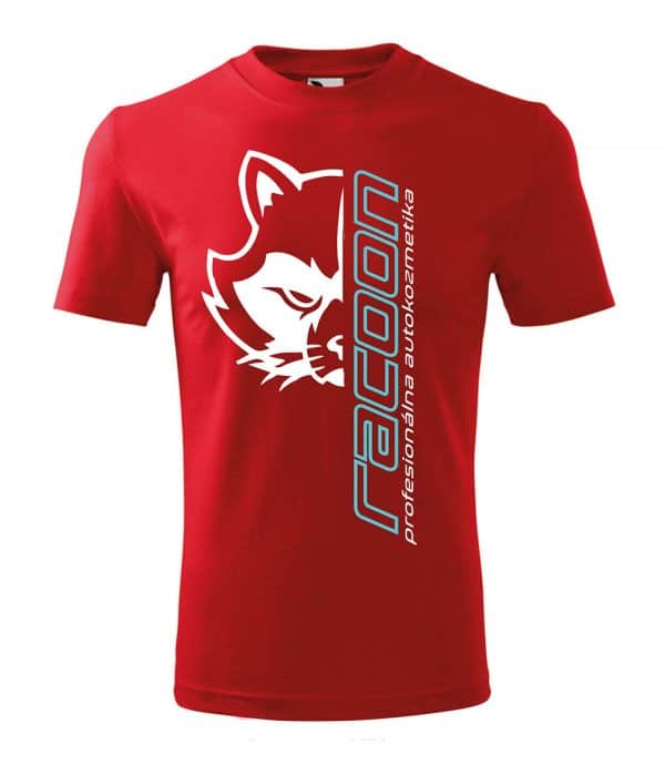 červené tričko s logom racoon a vertikálnym nápisom