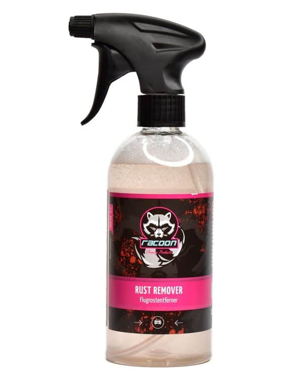 Priehľadná fľaša s rozprašovačom obsahujúca odstraňovač náletovej hrdze z karosérie automobilu ružovkastej farby s etiketou autokozmetiky Racoon Cleaning Products