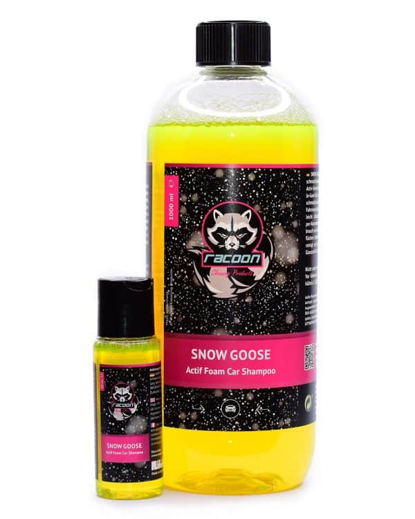 Dve priehľadná fľaše rôznej veľkosti obsahujúce aktívnu penu snow goose žiarivej žltej farby s etiketou autokozmetiky Racoon Cleaning Products