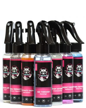 sedem priehľadných fľaštičiek s rozprašovačmi obsahujúcich set prípravkov pestrých farieb pre starostlivost o auto s výrazným logom Racoon Cleaning Products