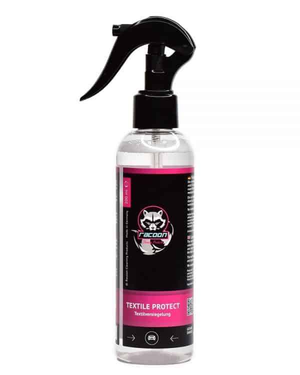 Priehľadná fľaša s rozprašovačom obsahujúca pírípravok určený na ochranu a impregnáciu textilu a čalúnenia Textile Protect priehľadnej farby s etiketou autokozmetiky Racoon Cleaning Products