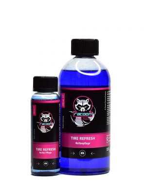 dve priehľadné fľaše obsahujúce pestrú tmavomodrú tekutinu, prípravok určený na oživenie a ochranu pneumatík a gumených častí automobilov Tire Refresh, s etiketou a logom autokozmetiky Racoon Cleaning Products