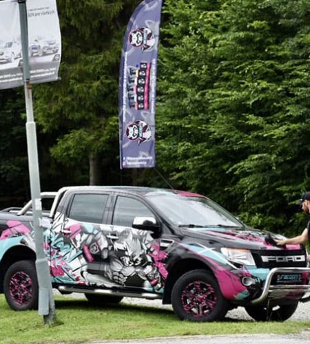 automobil ford Ranger v reklamnom polepe Racoon Cleaning Products pri čistení jeho majiteľom